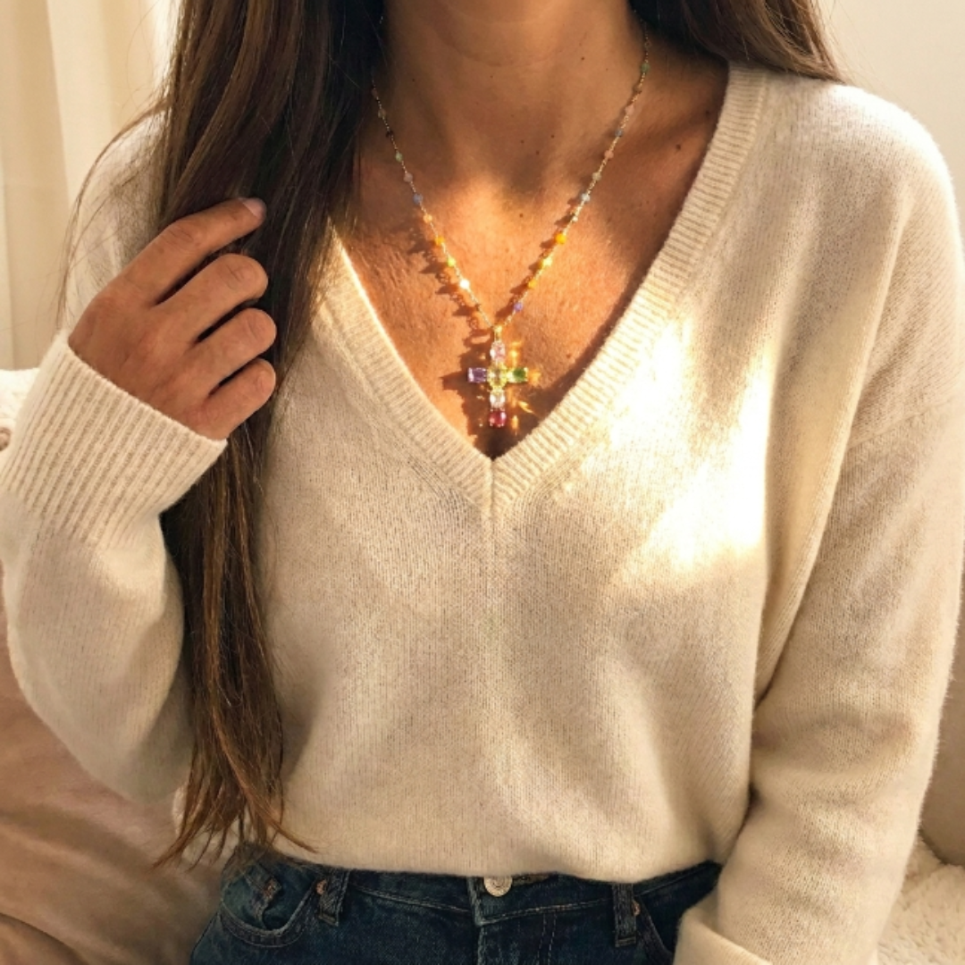 Collar católico con piedras preciosas